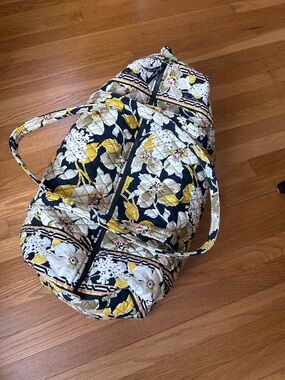 Vera Bradley – Dogwood Quilted Floral duffel Bag in Black, Yellow & White.
